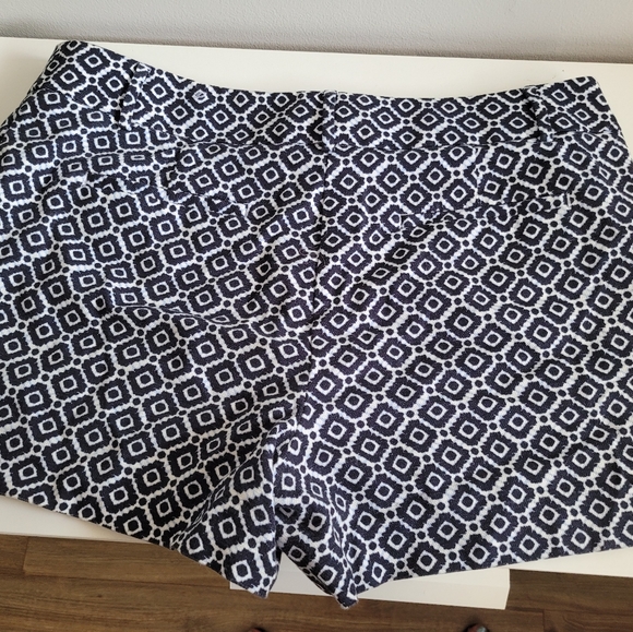 CLOSET CLEAROUT Loft Riviera Short - Picture 2 of 6